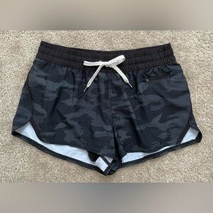 VUORI Clementine Performance Shorts Black Camo M